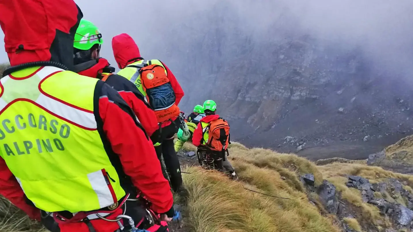 Scivola sul sentiero del monte Vaccareggio Grave escursionista Scivola sul sentiero del monte Vaccareggio Grave escursionista