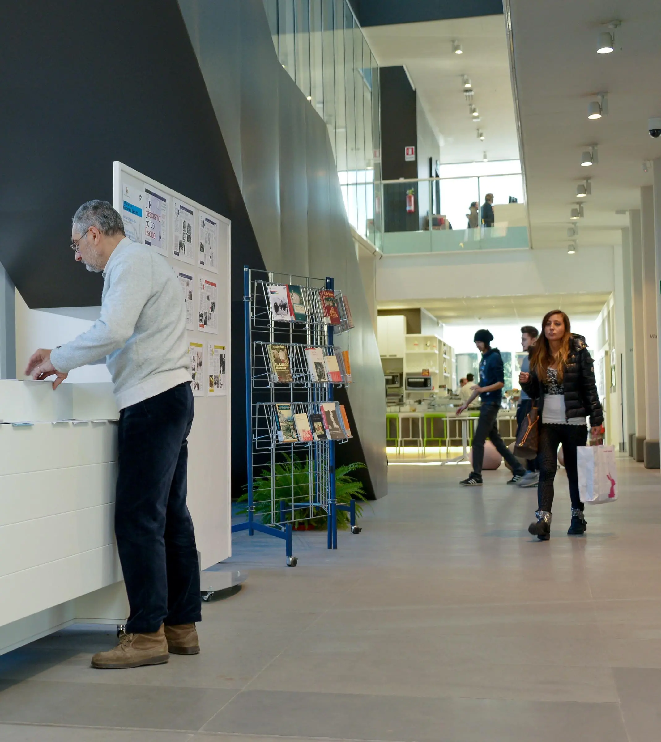Campagna endometriosi Luci sulla biblioteca