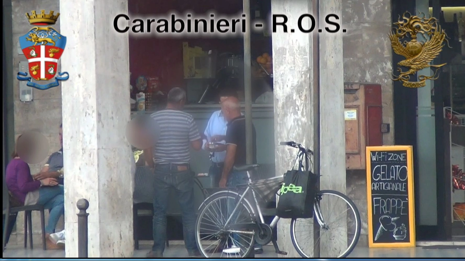 Gli arrestati al bar mentre i carabinieri li riprendono 