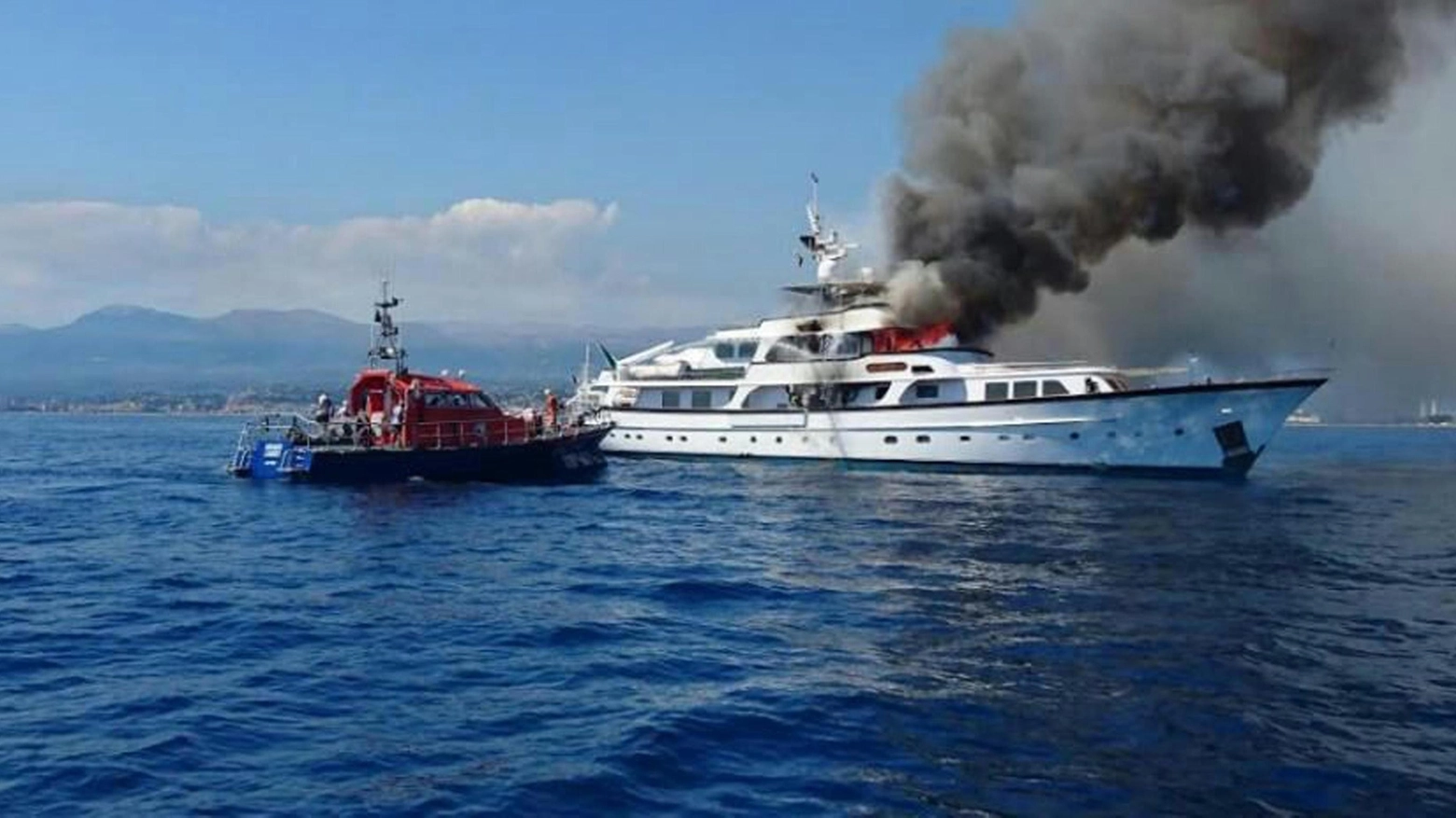 Lo yacht di Diana Bracco in fiamme al largo di Nizza (Ansa)