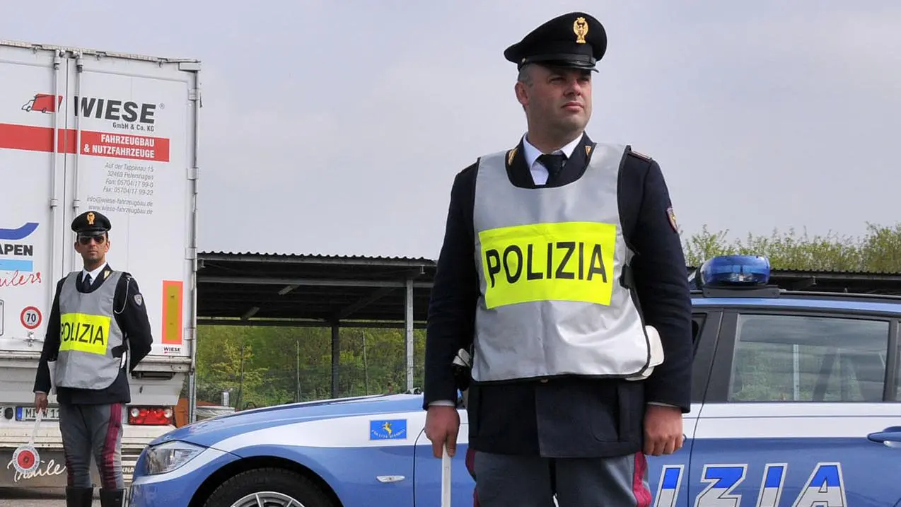 L'uomo è stato fermato dalla polizia stradale L'uomo è stato fermato dalla polizia stradale