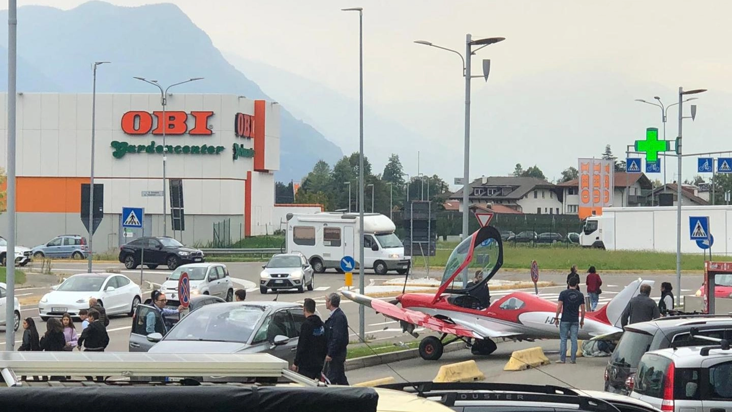 L'aereo ultraleggero atterrato nel parcheggio di un supermercato a Bolzano (Ansa)