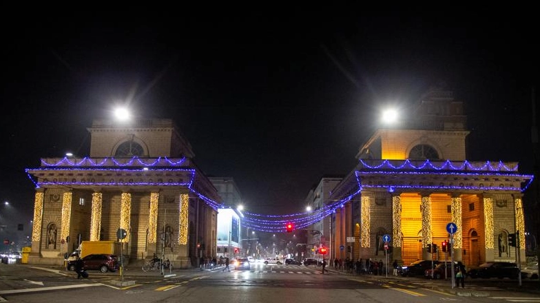 Le luminarie sui caselli del dazio di Porta Venezia (foto Canella)