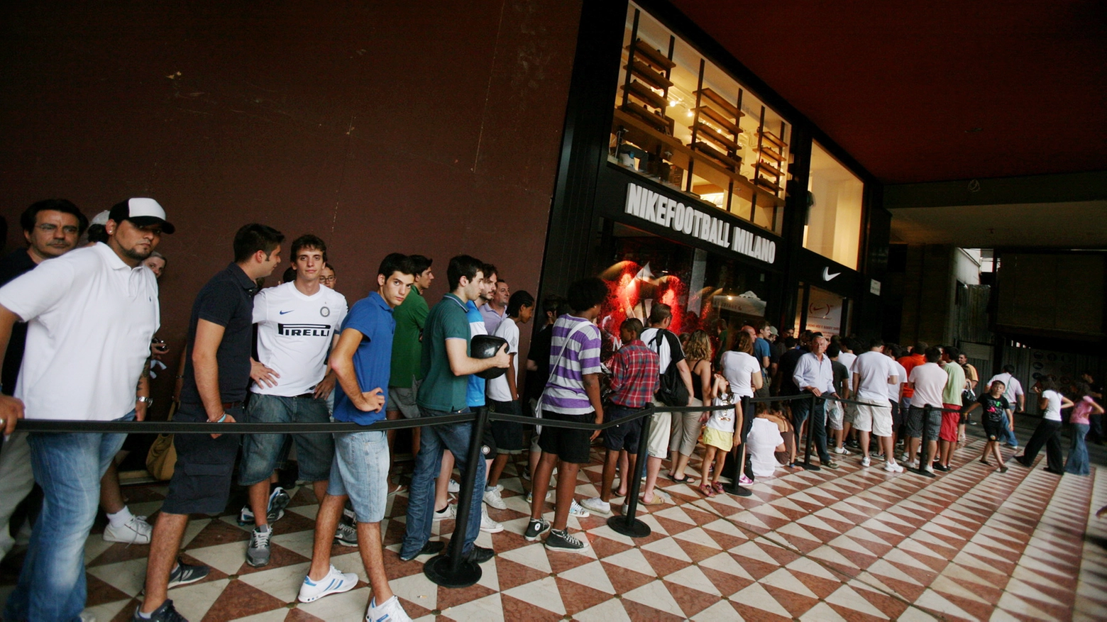 I video su Tik Tok e la caccia ai pezzi unici di abiti, scarpe e orologi: i casi Swatch, Uniqlo e H&M. L’influencer Bises: oggetti usati per fare soldi. Prandelli (Bocconi): cambia la strategia dei brand