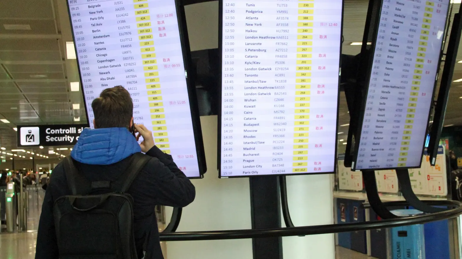 Un passeggero in aeroporto (ANSA) Un passeggero in aeroporto (ANSA)