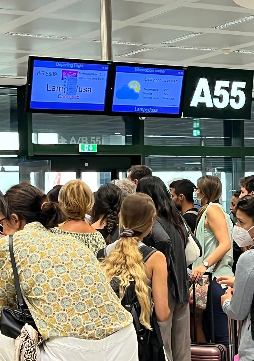Volo in ritardo, anzi cancellato: 130 passeggeri restano a terra