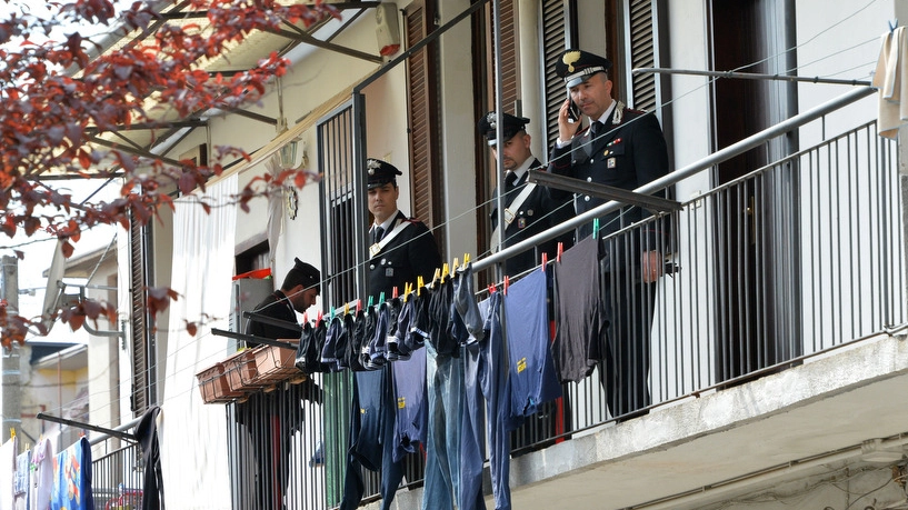 I carabinieri nell’appartamento dell’uxoricidio