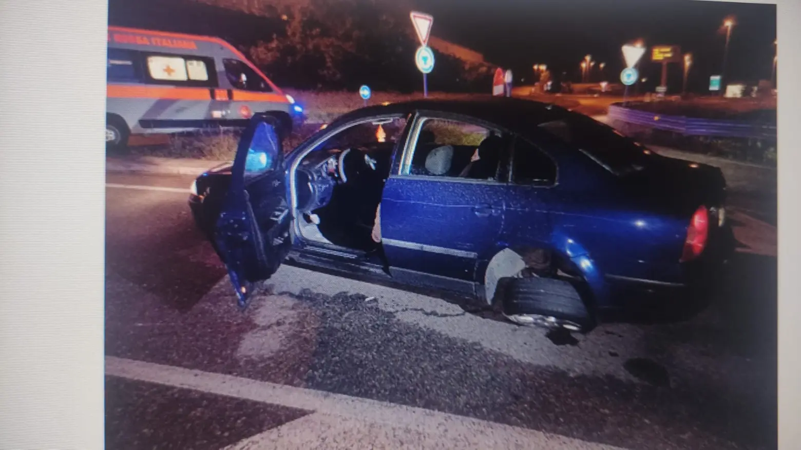 L'auto danneggiata e abbandonata sulla carreggiata L'auto danneggiata e abbandonata sulla carreggiata