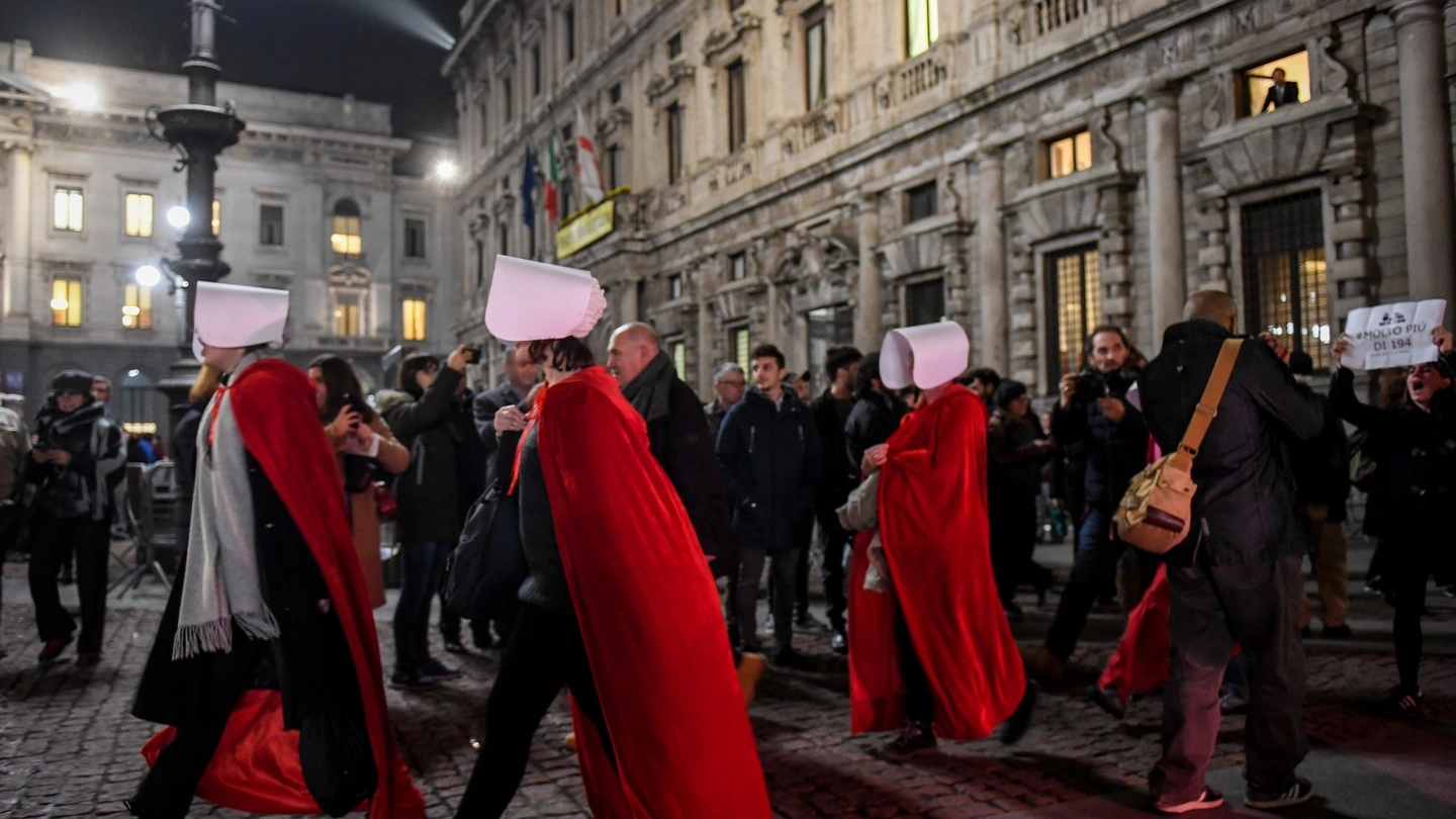 Le ancelle del movimento "Non una di meno" all'uscita da Palazzo Marino il 21 novembre
