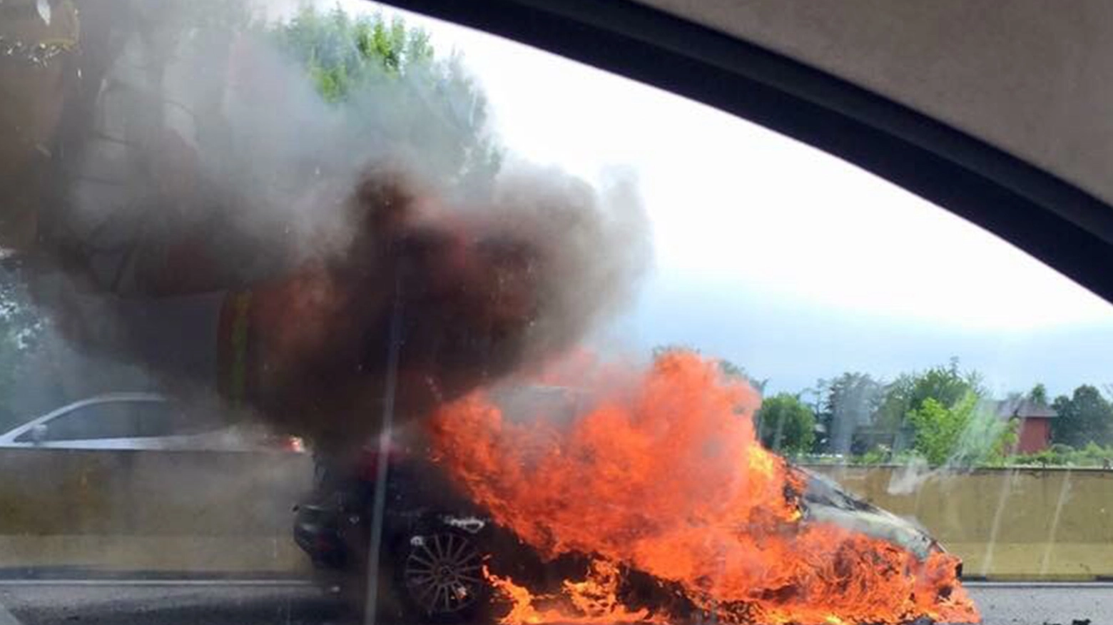 Auto in fiamme sulla A8