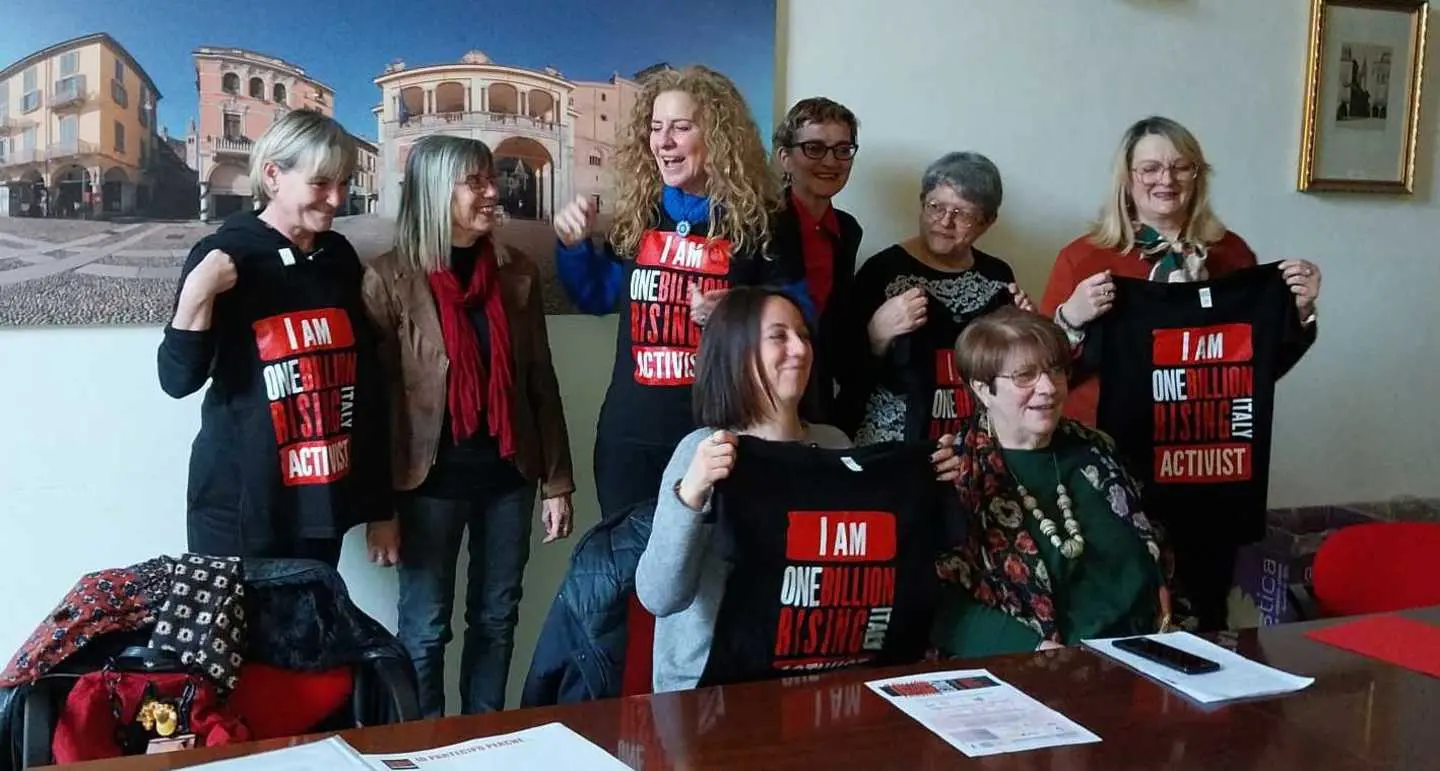 Lodi, una grande "Ola" in piazza contro la violenza sulle donne