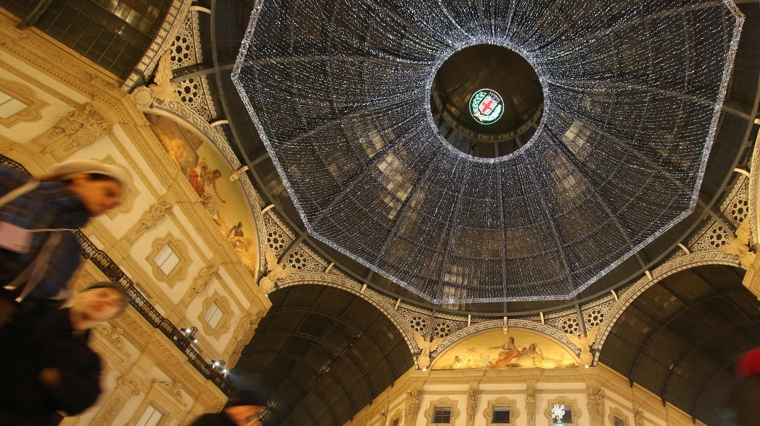 "Natale a Milano 2023: caccia agli sponsor per illuminare la città"
"Natale a Milano 2023: caccia agli sponsor per illuminare la città"