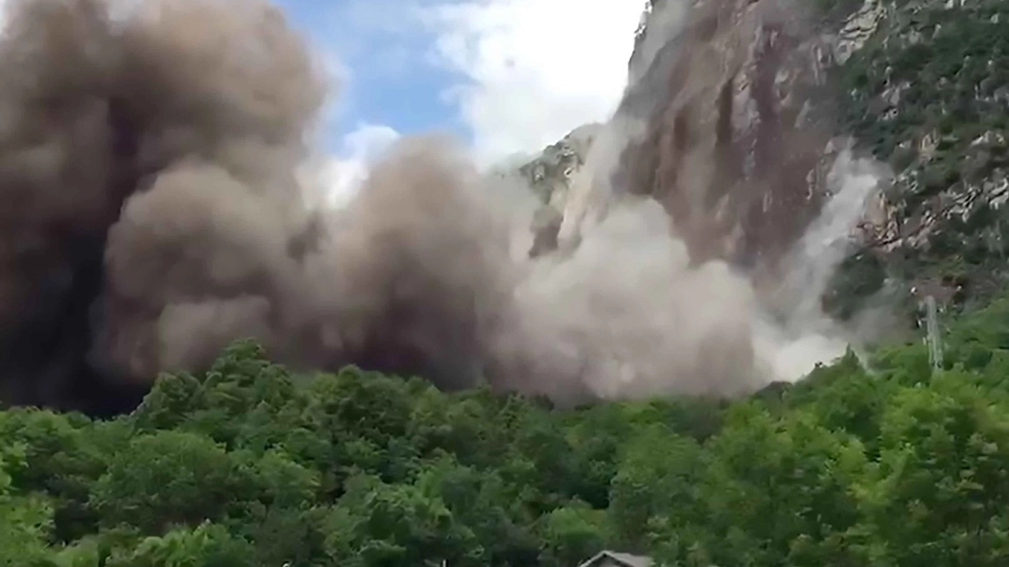 Il polverone sollevato da 7.500 metri cubi di roccia precipitati sei giorni fa senza fare vittime né feriti