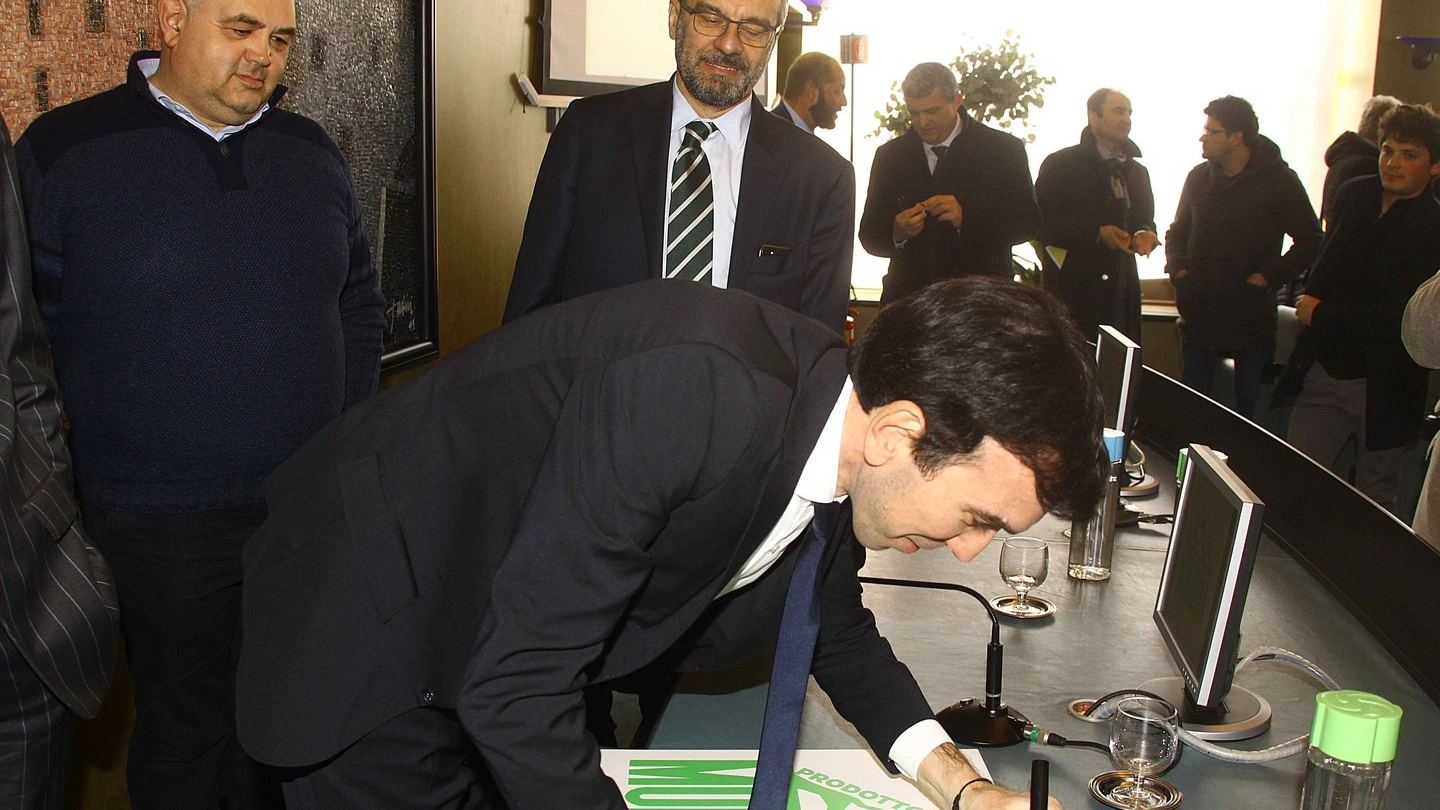 Il ministro Maurizio Martina firma il logo del nuovo marchio