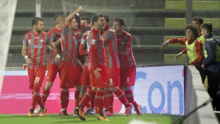 I giocatori grigiorossi festeggiano il provvisorio vantaggio con il Palermo
