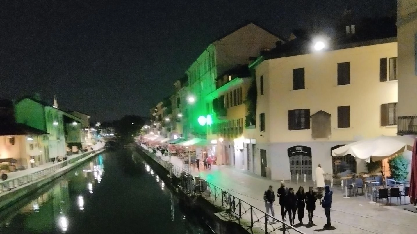 Sul Naviglio dopo gli ultras milanisti: "Mai vista una furia così, c’è paura" Sul Naviglio dopo gli ultras milanisti: "Mai vista una furia così, c’è paura"