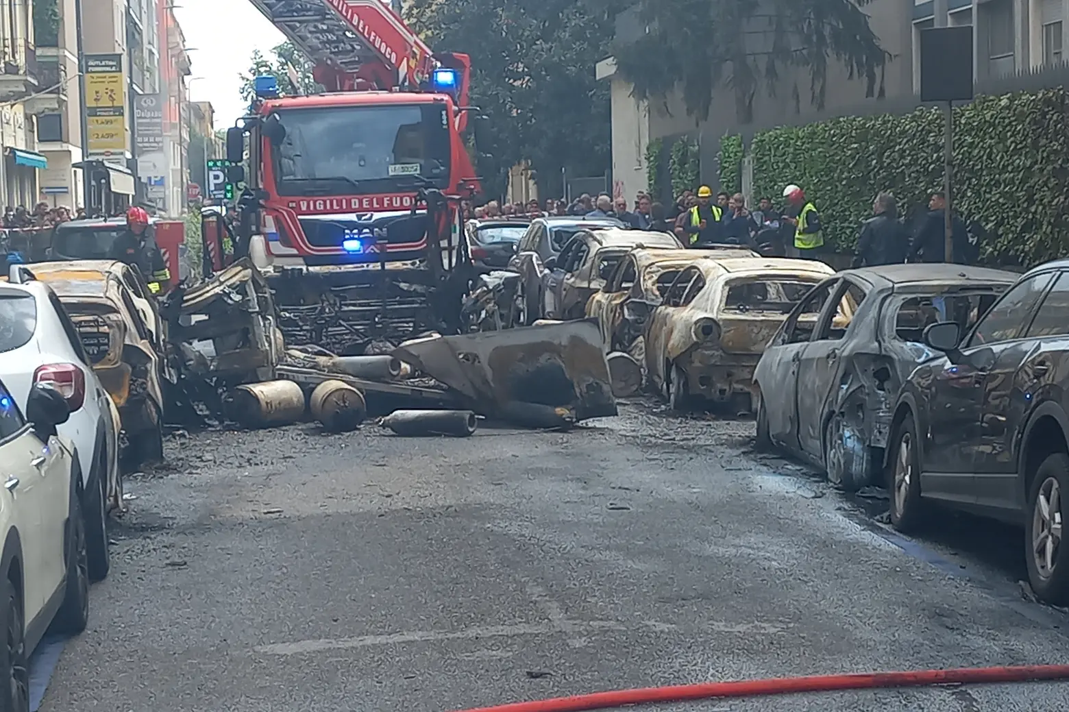 Milano, i resti del furgone dopo l'esplosione