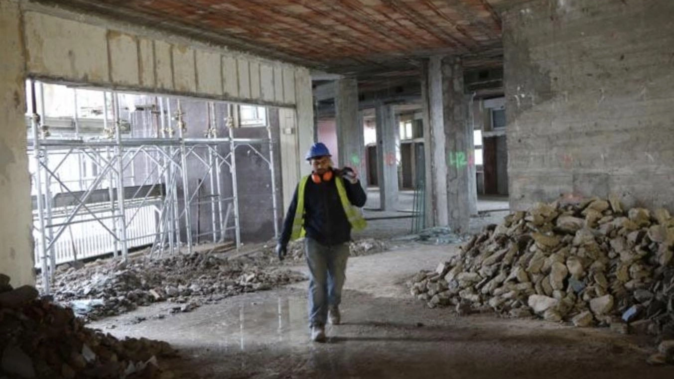 Tregua sui lavori Il cantiere all’ospedale si rimette in moto con un anno di ritardo Tregua sui lavori Il cantiere all’ospedale si rimette in moto con un anno di ritardo