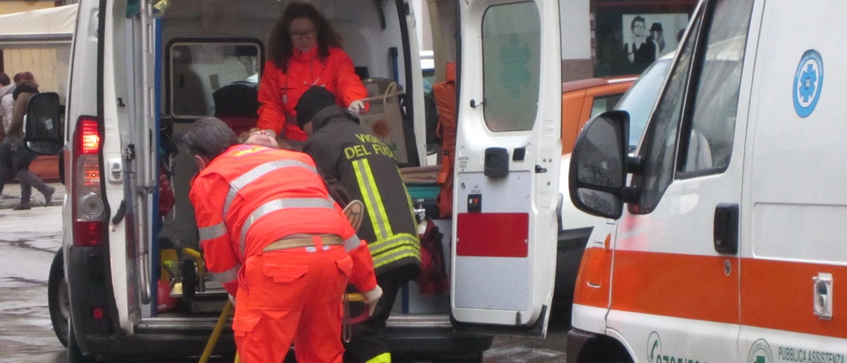 Secondo le prime ricostruzioni, l’anziano di 83 anni stava attraversando sulle strisce pedonali. È deceduto nel tragitto verso l’ospedale