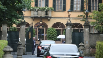 Silvio Berlusconi, la camera ardente privata ad Arcore. Momento di preghiera a Villa San Martino
