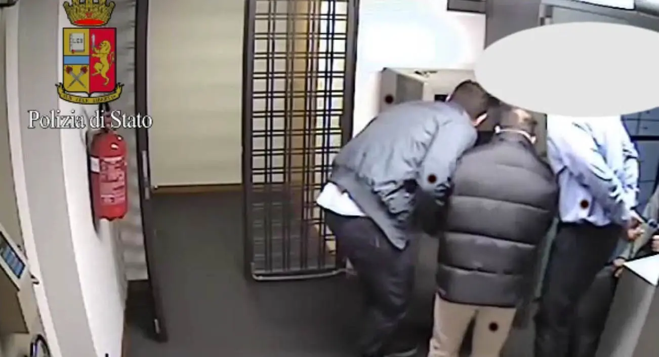 Arrestata la "banda dei cognati": sequestrò 7 persone durante colpo in banca / VIDEO