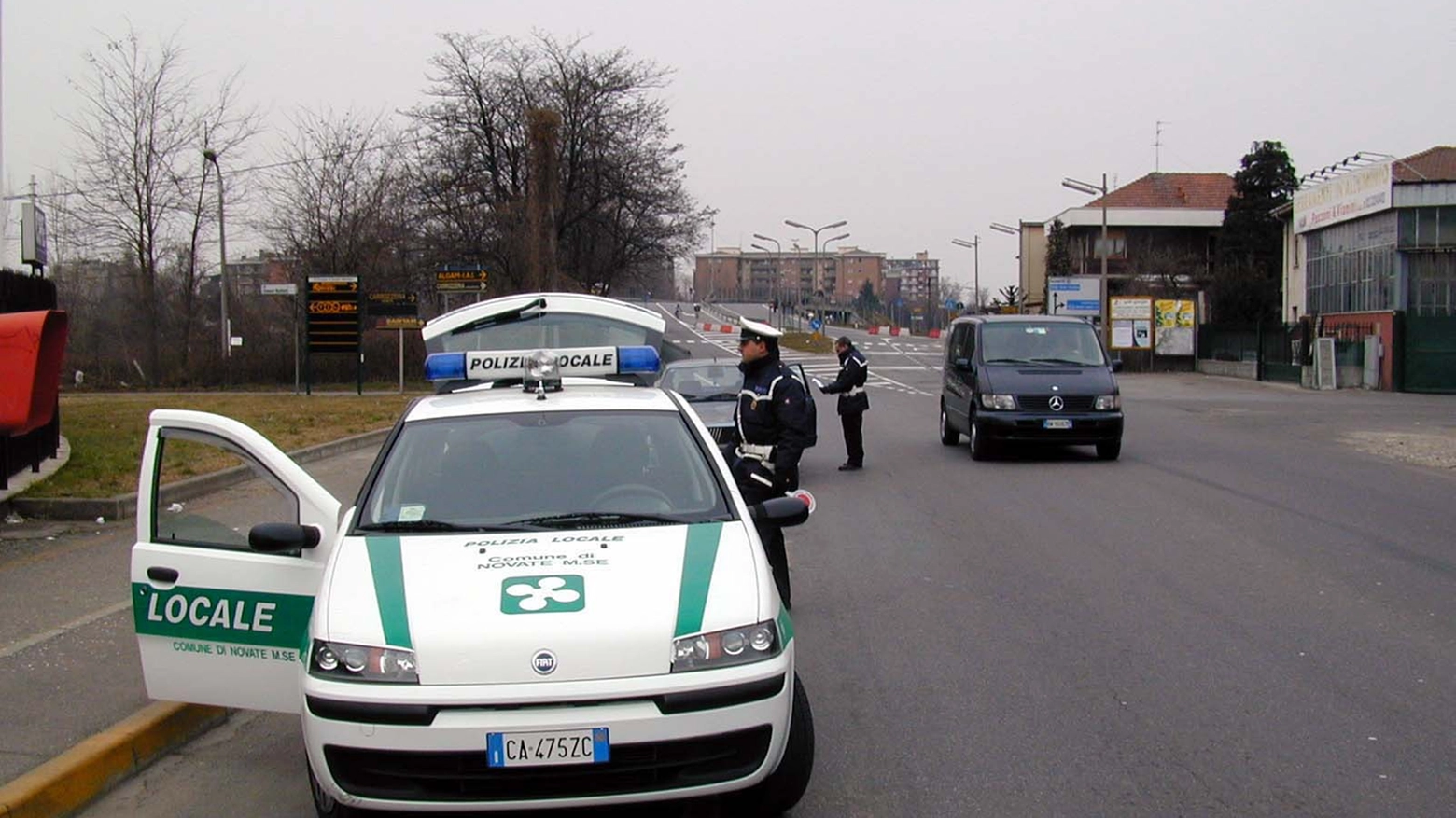 Un controllo stradale della polizia locale di Novate