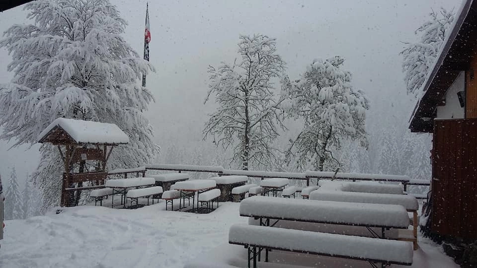 Neve al Rifugio Alpe Corte a 1400 metri (Foto Facebook)