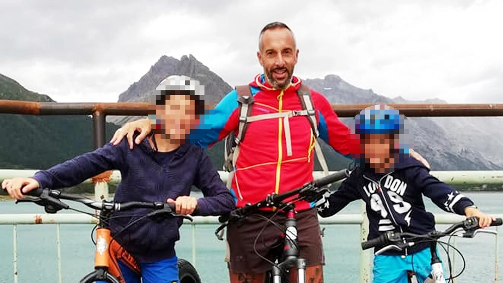 I due bambini con il papà Andrea Rusconi da pochissimo scomparso