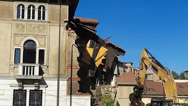 Una vecchia villetta abbattuta a Milano