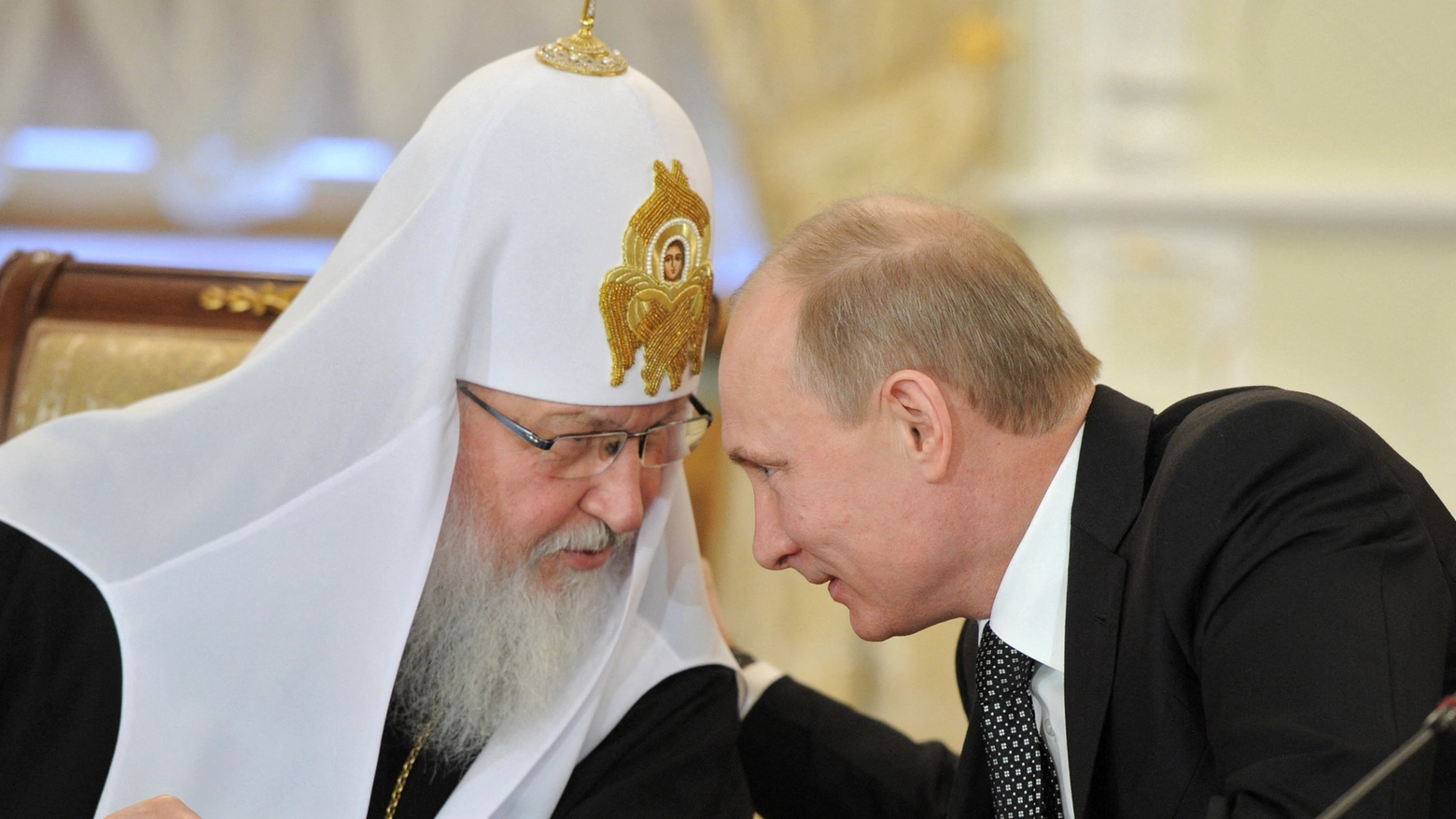 Il patriarca Kirill e Vladimir Putin (Ansa)