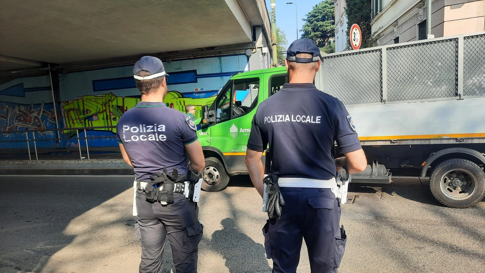 Polizia locale di Milano impegnata in interventi anti-degrado