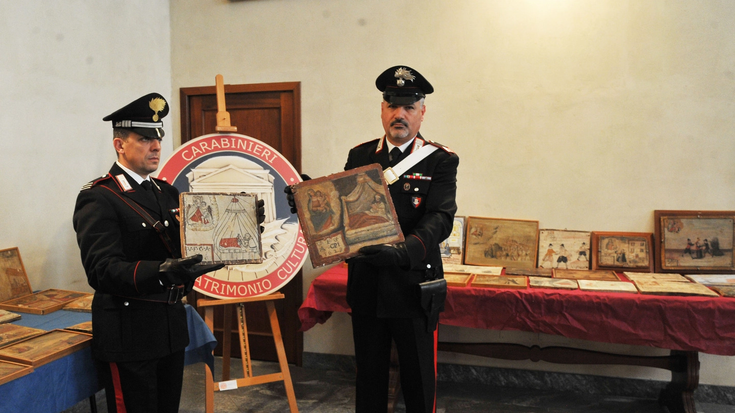 I carabinieri con gli ex voto recuperati (Newpress)