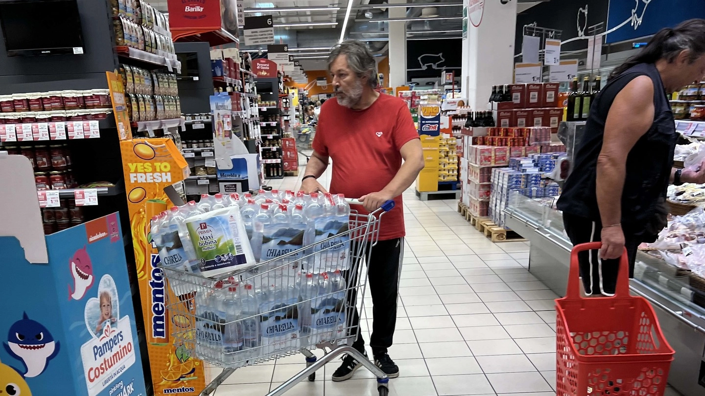 Scorte di acqua al supermercato dopo il divieto di utilizzare acqua dai rubinetti, se non previa bollitura