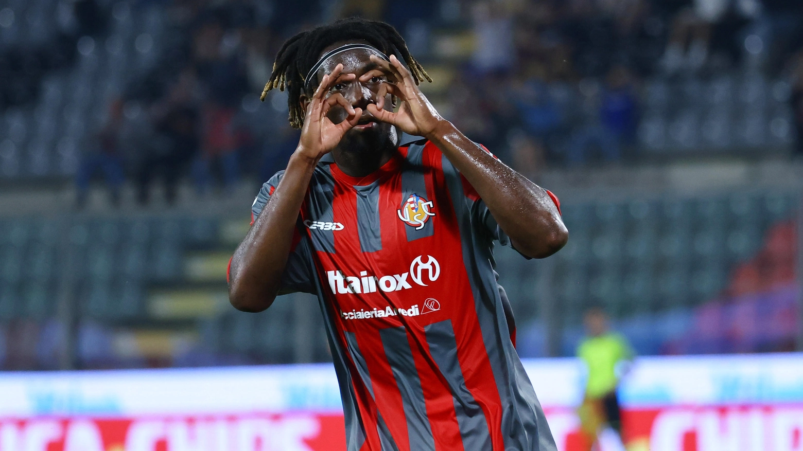 Frank Tsadjout dopo il gol del 2-0 Frank Tsadjout dopo il gol del 2-0