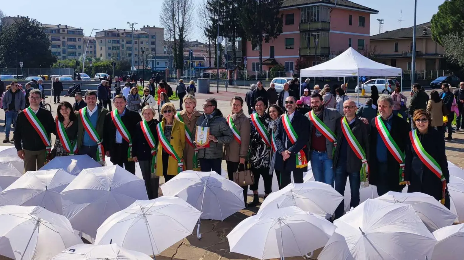 Ombrelli bianchi a Pioltello  Martesana in marcia  per la legalità  "Basta infiltrazioni"