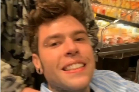 Fedez nel carrello alla festa di compleanno a sorpresa (fotogramma da video)
