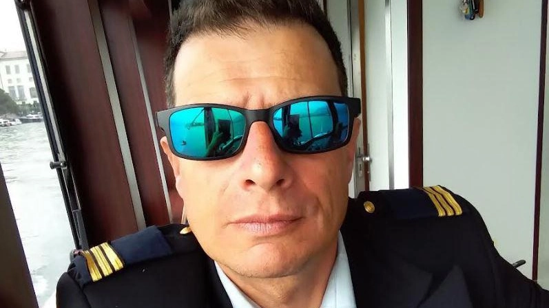 Il comandante della motonave Ticino Marco Rossi, 54 anni e una vita sull’acqua. In estate l’ultima avventura: la nascita di una bebè a bordo