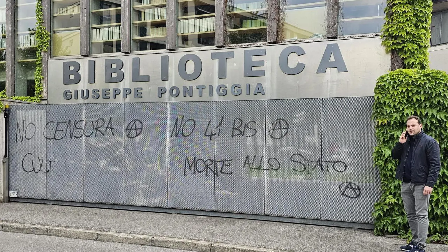 Scritte per Cospito L’anarchico con lo spray si rimette all’opera Scritte per Cospito L’anarchico con lo spray si rimette all’opera