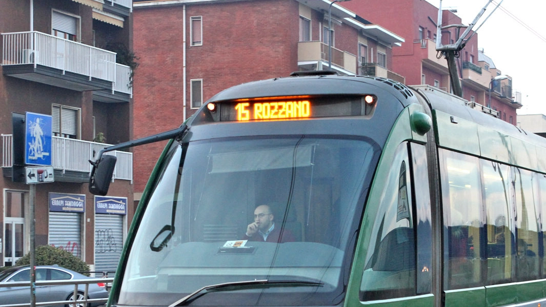 ll tram 15 che collega Rozzano a Milano 