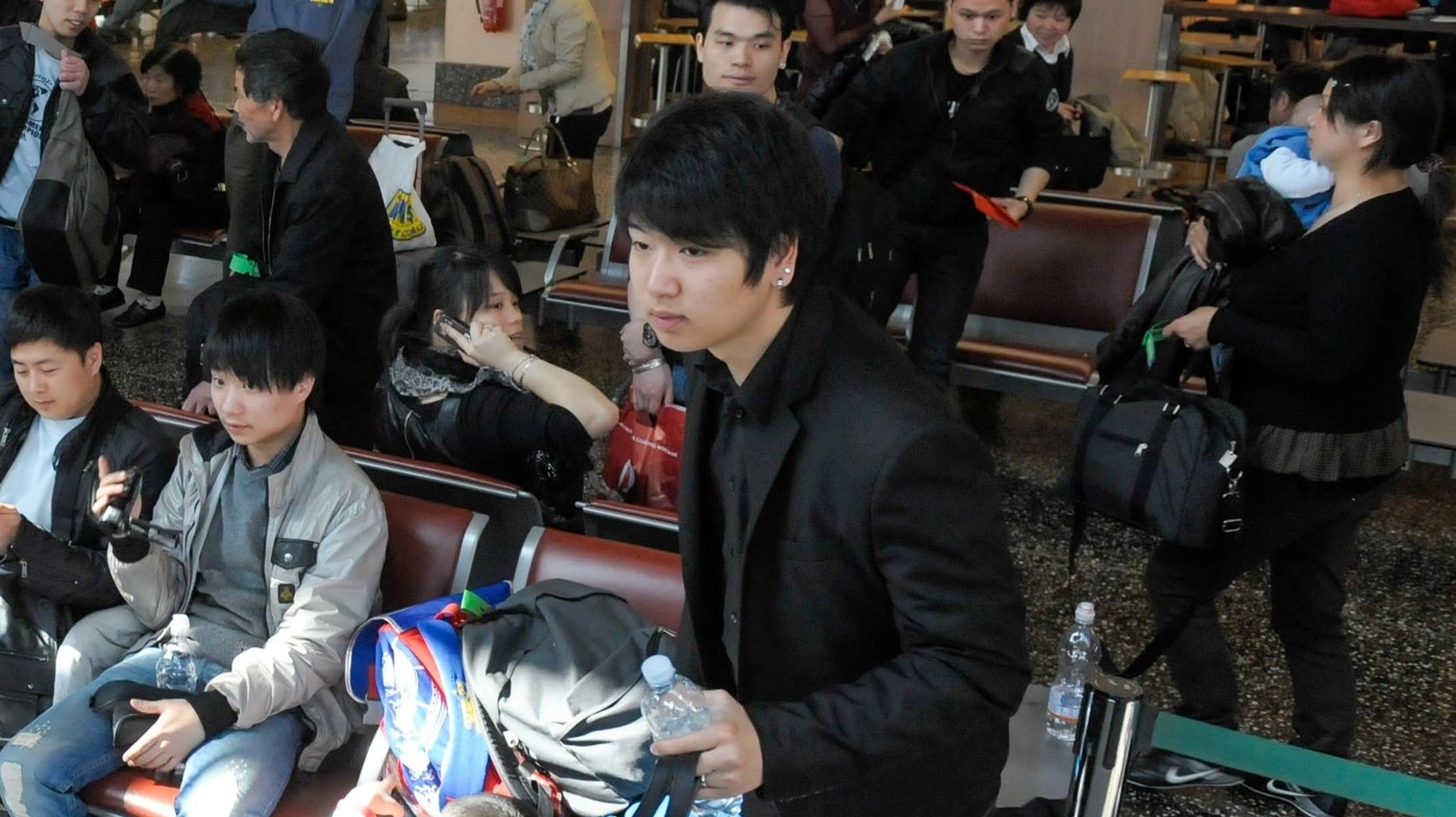 Viaggiatori orientali ieri in attesa al check-in dell’aeroporto varesino