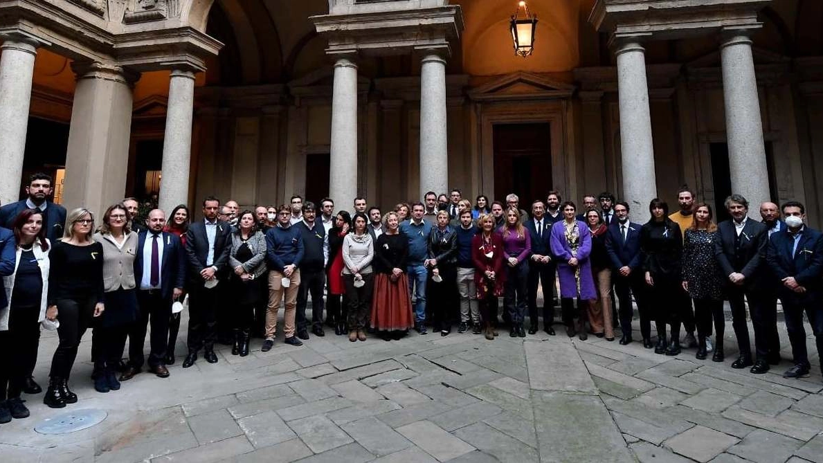 Il Consiglio comunale di Milano in una foto al completo si schiera contro la guerra