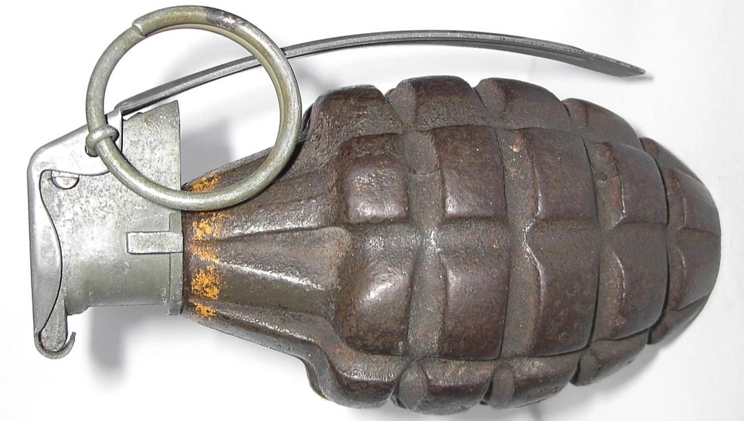A Castel Goffredo un passante ha visto l’ordigno e ha dato l’allarme. Dovrebbe trattarsi solo del “guscio” della bomba a mano dato come gioco a un bimbo
