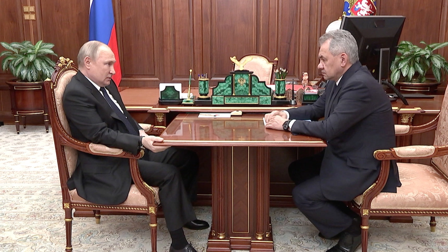 Vladimir Putin con il ministro della Difesa Sergei Shoigu
