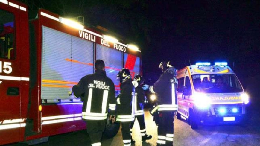 La donna è stata soccorsa dai vigili del fuoco e dai sanitari del 118 La donna è stata soccorsa dai vigili del fuoco e dai sanitari del 118