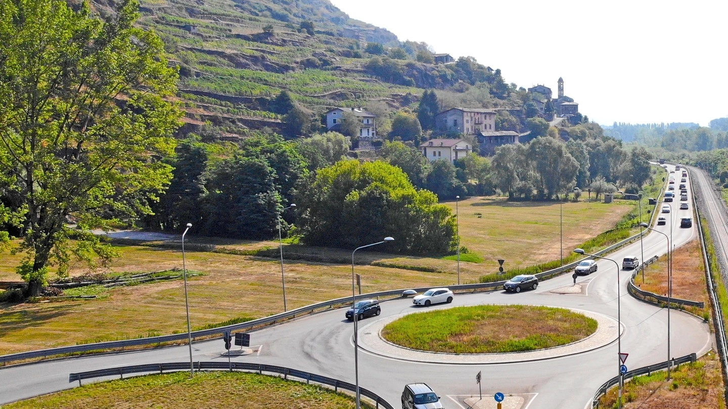 Lo svincolo della Sassella, alle porte di Sondrio Lo svincolo della Sassella, alle porte di Sondrio