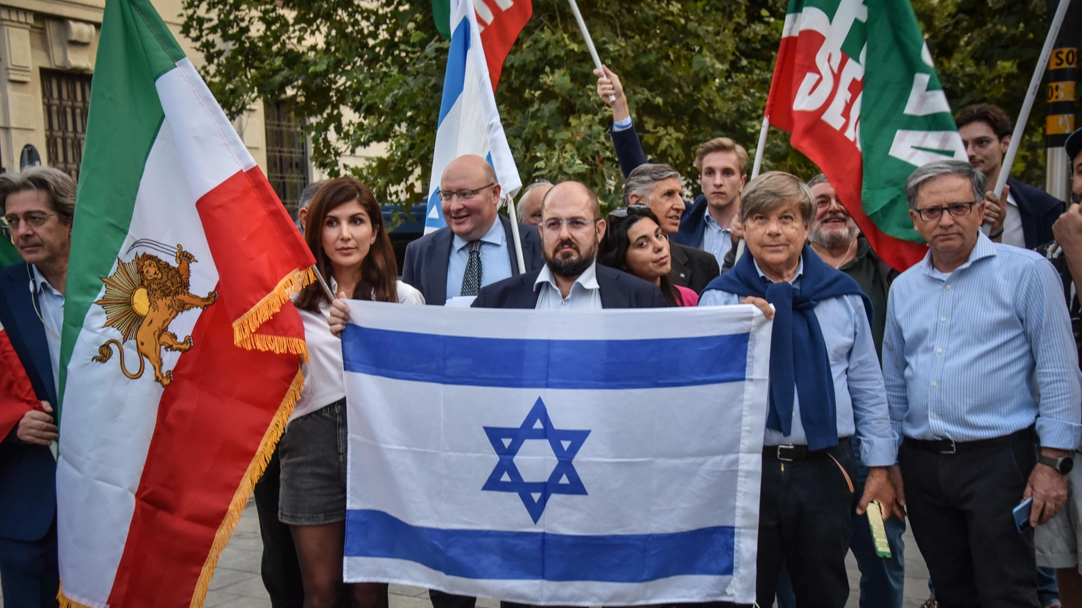 Manifestazione a sostegno di Israele davanti al Memoriale della Shoah a Milano Manifestazione a sostegno di Israele davanti al Memoriale della Shoah a Milano