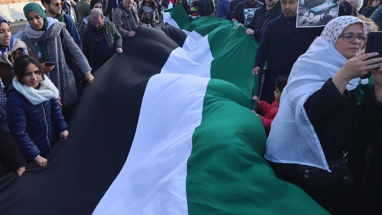 Due Milano pro Palestina. Ovadia e Lilin al Castello. Quattromila in periferia