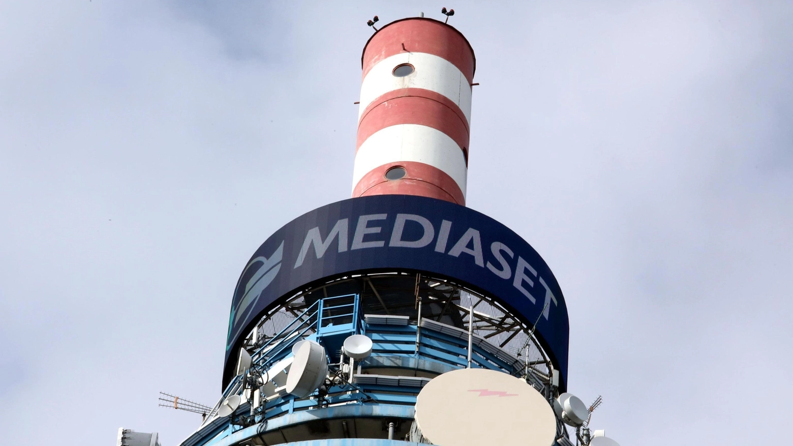 La torre dei ripetitori Mediaset nella sede del gruppo a Cologno Monzese