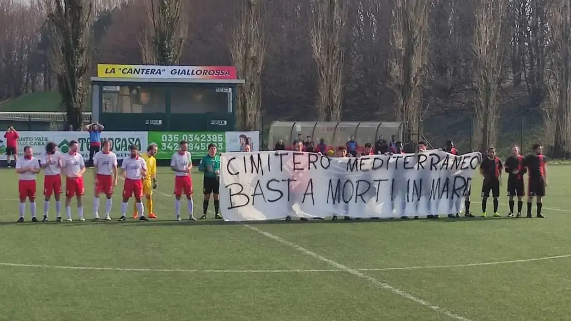 Lo striscione esposto dalla squadra a inizio partita (foto da pagina Facebook Athletic Brighela)