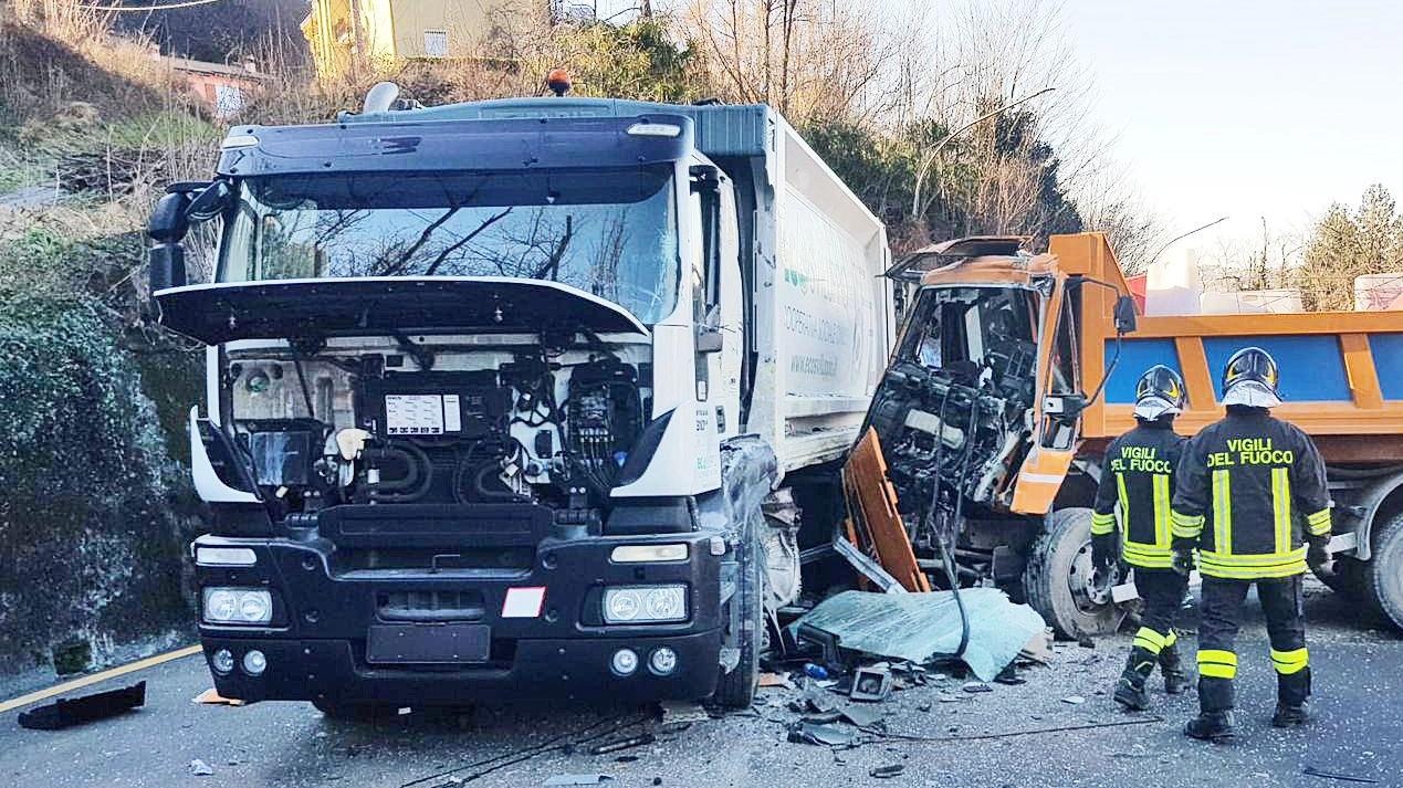 Incidente tra camion in via Oltrecolle a Como